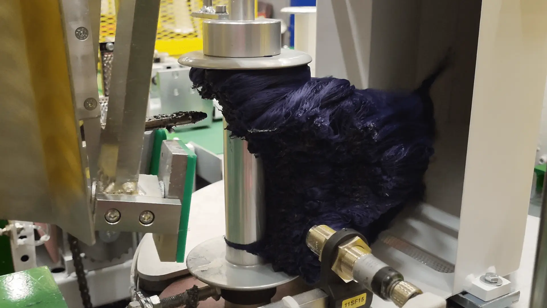 Remove yarn residuals metal spools